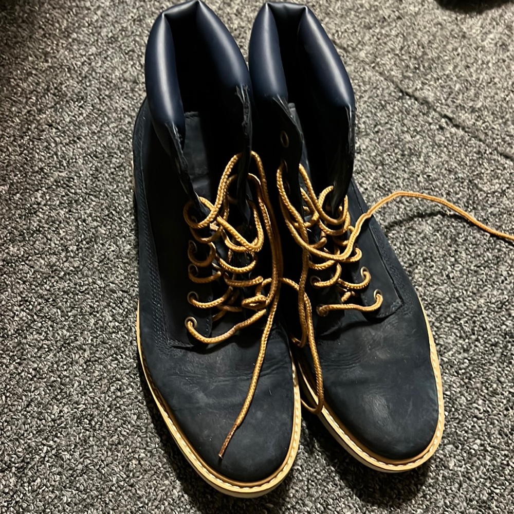 I sell my timberlands shoes is blue color god shape size 7/5